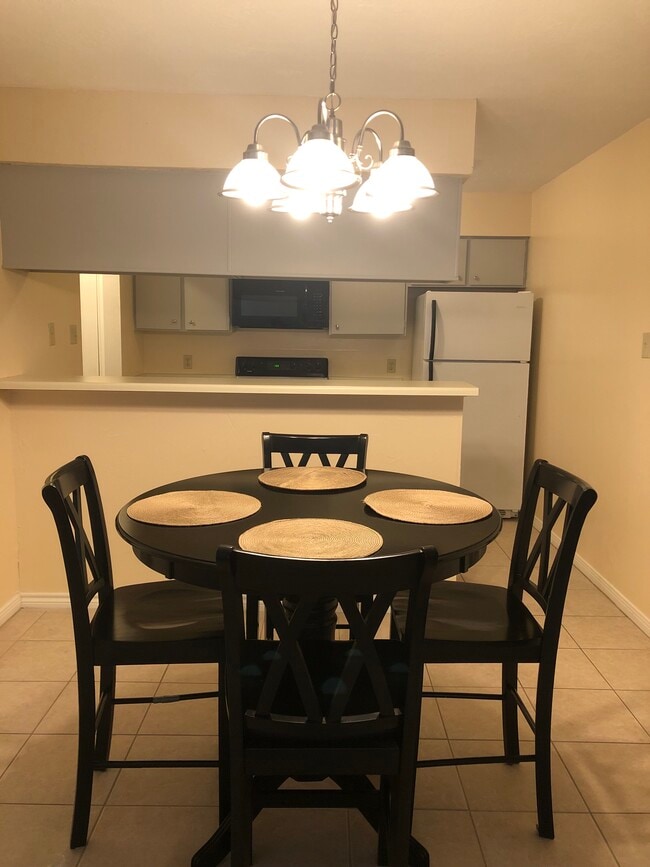 Dining area - 2401 Sycamore Ave