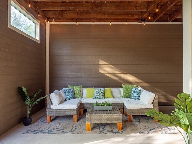 Building Photo - 5605 Roosevelt Ave