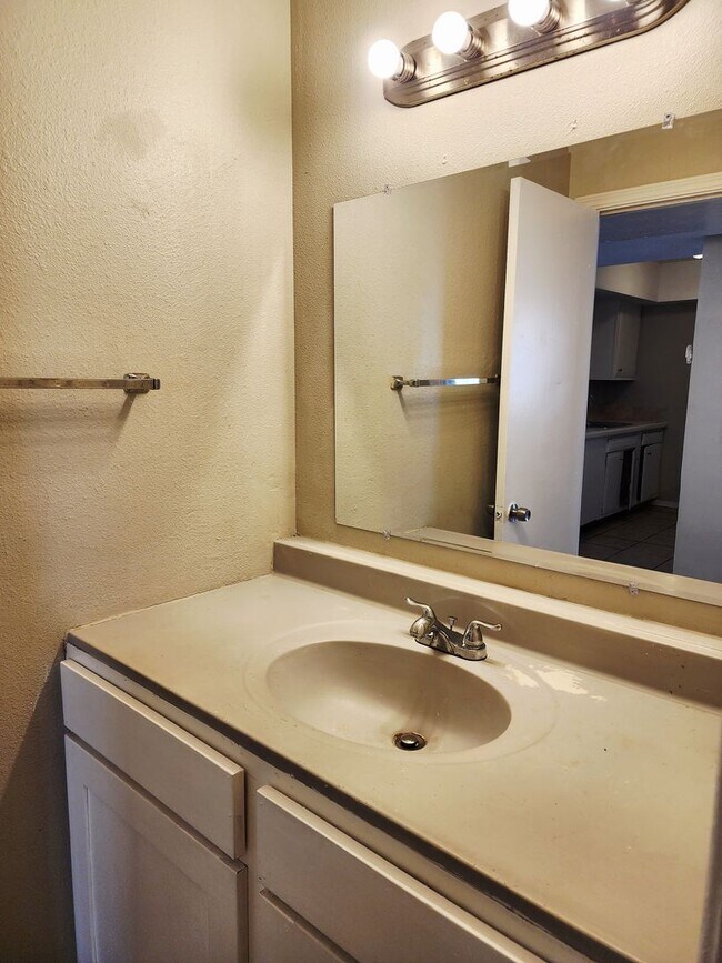 Building Photo - 1 bed 1 bath downstairs Apt in Monterey Square Apts