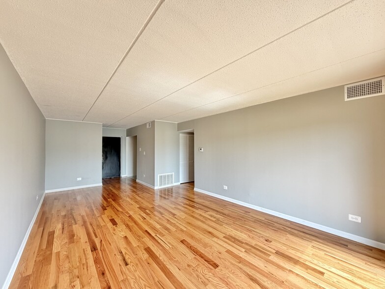 Building Photo - 525 N Quentin Rd