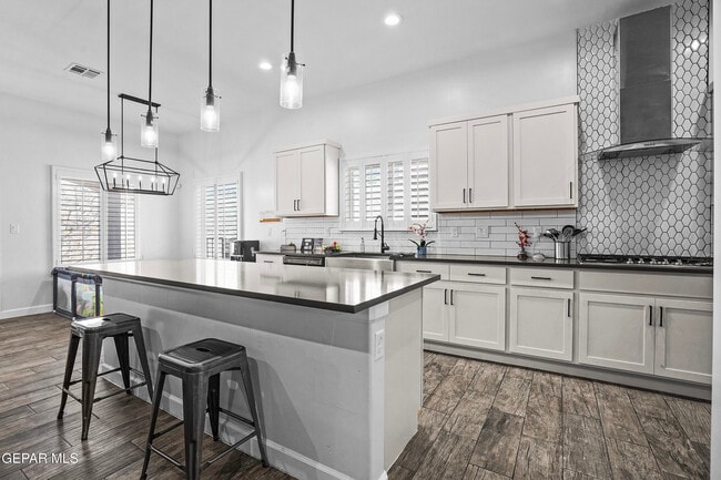 Building Photo - 869 Eastwell Dr