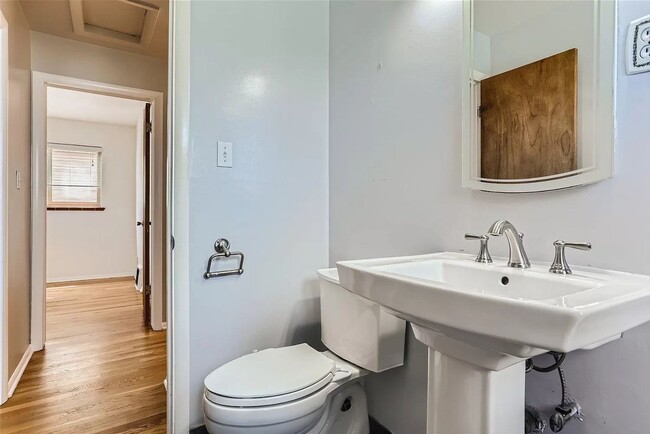 Building Photo - Beautiful 2 Bedroom 1 Bath With Bonus Room...