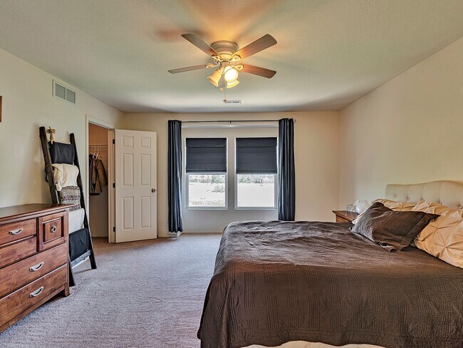 Building Photo - Spacious 3 Bedroom 2 1/2 Bath in Castle Rock!