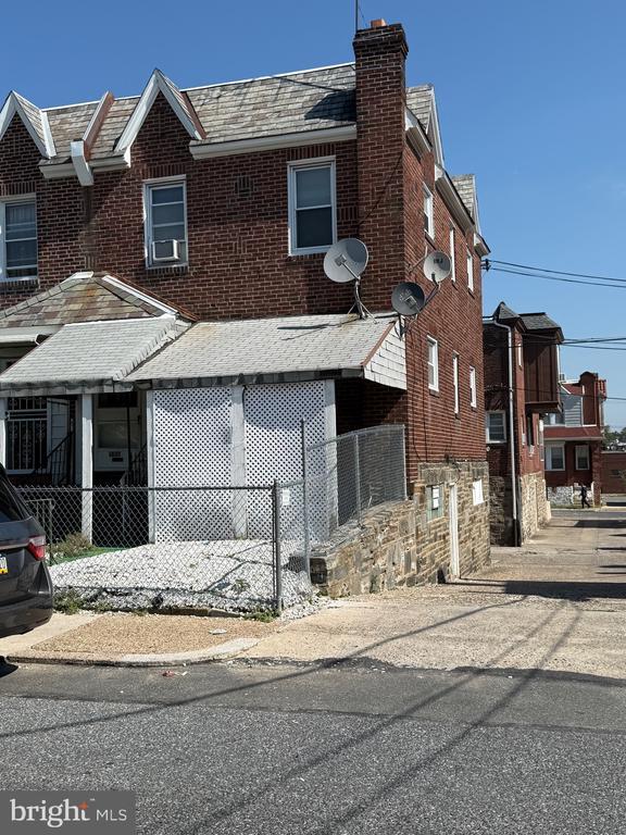 Primary Photo - 1437 Greeby St