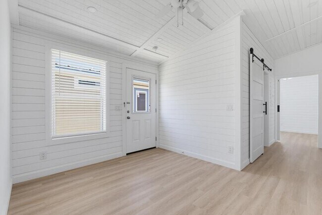 Building Photo - 204 Marlin St