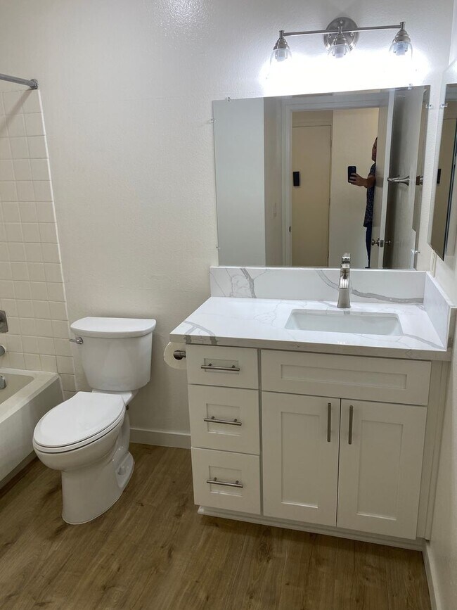 Building Photo - Move-In Special! Large 2BR Condo with GARAGE