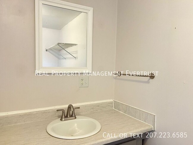 Building Photo - Spacious 2BD 1BA + Office Space apartment