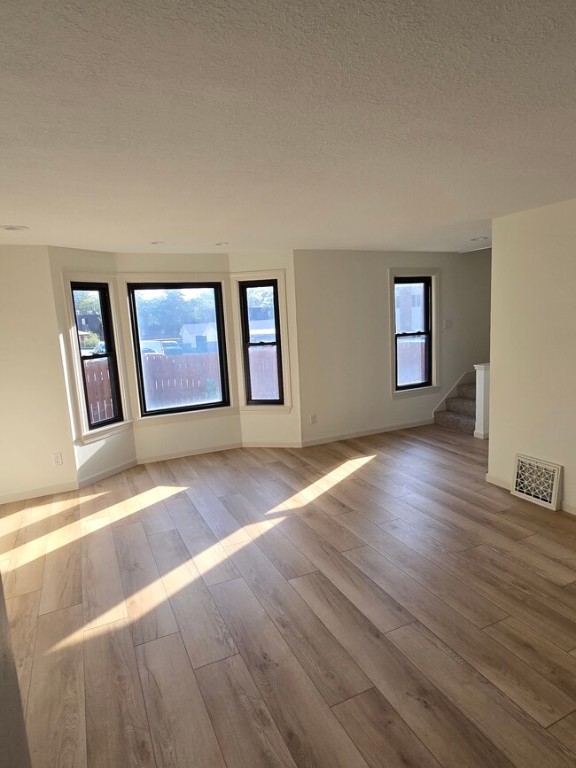 Building Photo - 856