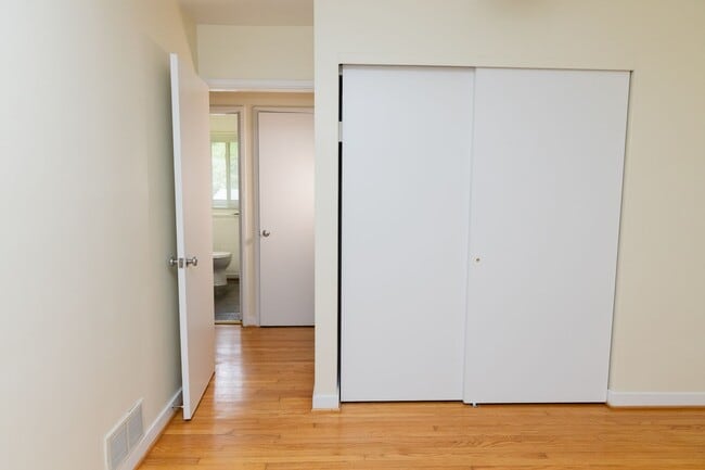 Building Photo - Comfortable Single-Family Living with All-...