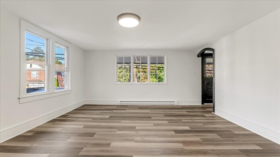 Building Photo - 960 Main St