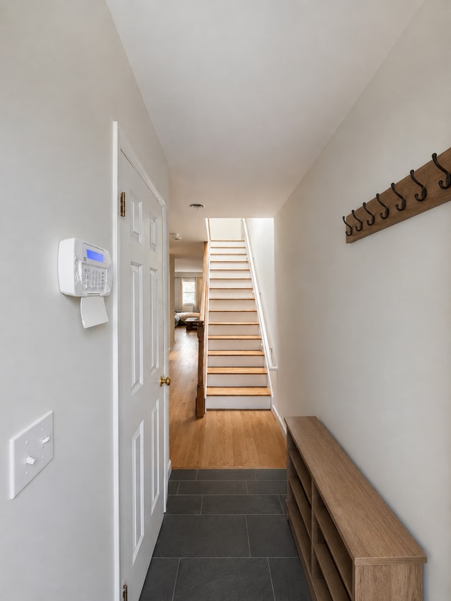 Building Photo - WONDERFUL 2 BEDROOM 1.5 BATH TOWNHOUSE W/ 1-CAR GARAGE!