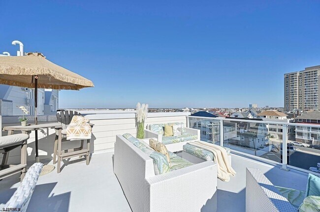 Building Photo - 112 S Weymouth Ave