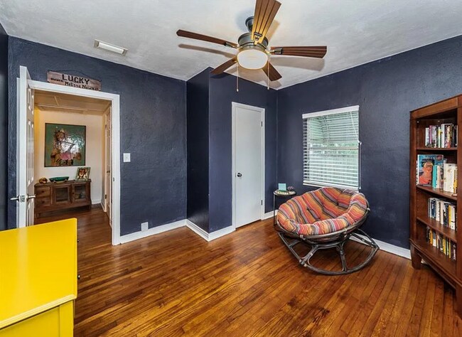Building Photo - 3 bedroom 1 bath home with a large yard an...