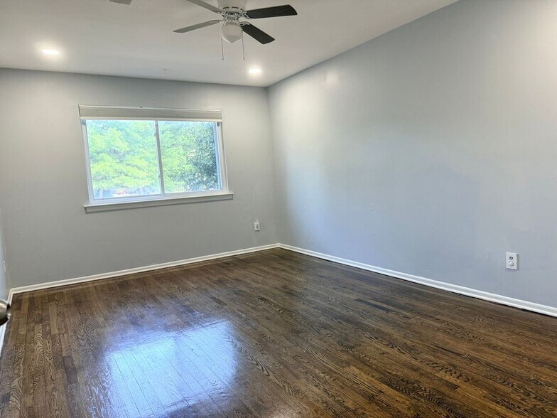 Building Photo - 128 College Dr