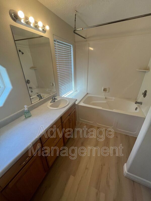 Building Photo - 1947 S Columbia Ln