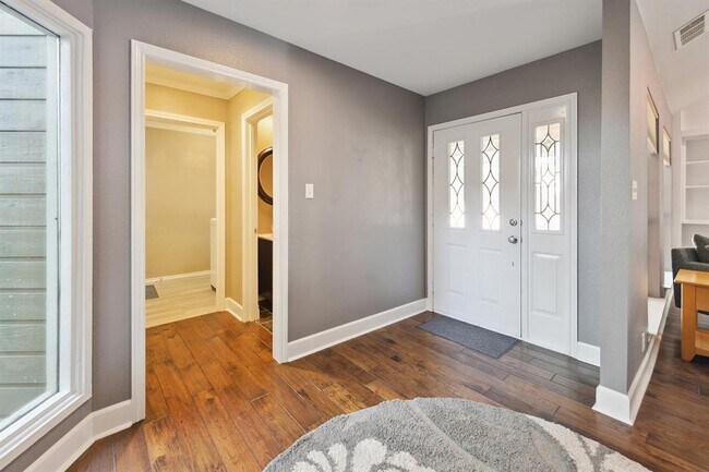 Building Photo - 5704 Sam Houston Cir