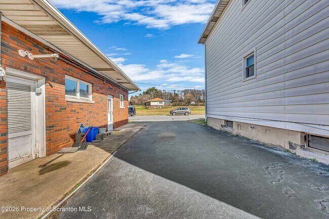 Building Photo - 801 Moosic Rd