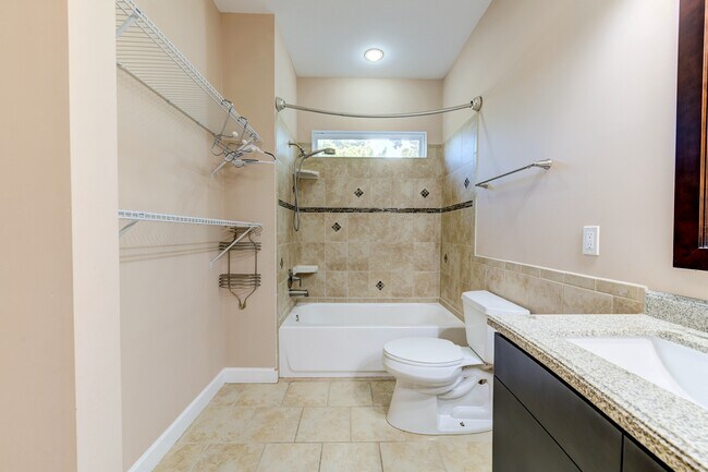 Building Photo - 1140 Collingwood Dr