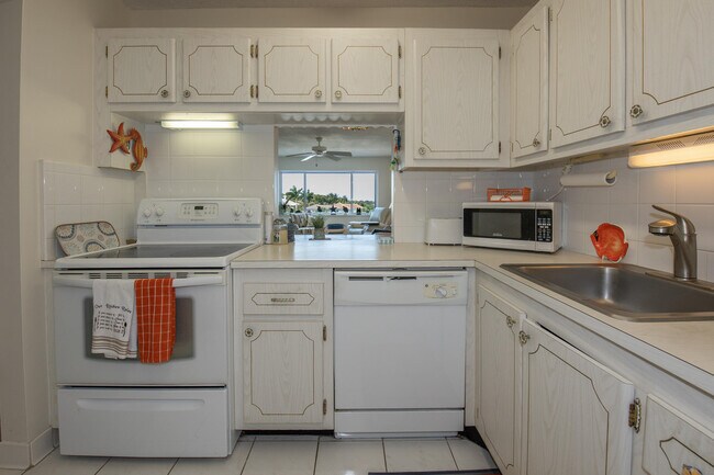 Building Photo - 1502 S Lakeside Dr