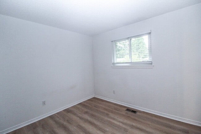 Building Photo - !! $3500 for 18 month lease !!  Private La...