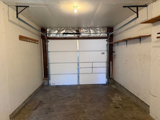 Building Photo - 3-bedroom, 1 bath duplex with garage!