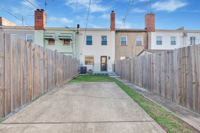 Building Photo - 3428 Dix St NE