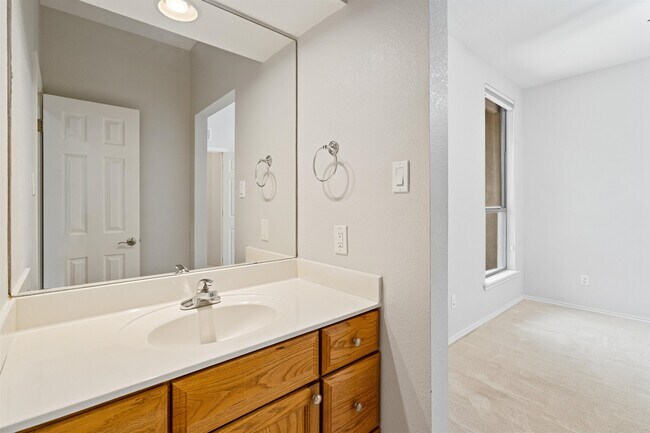 Building Photo - 307 Echo Valley Dr