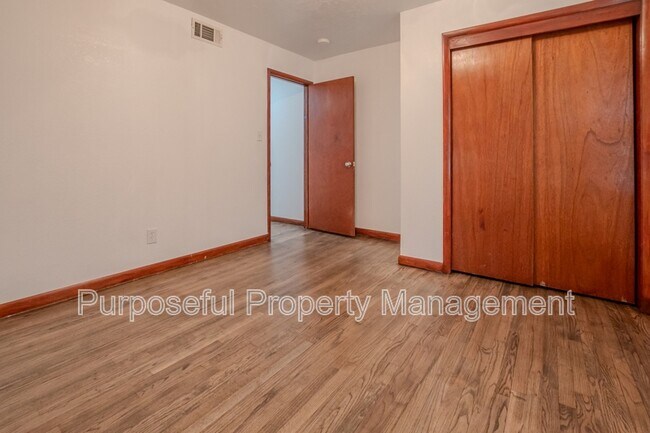 Building Photo - 616 E Bouse Dr