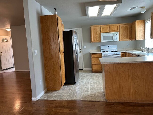 Building Photo - Well maintained home in desirable Ravenwood, Anderson subdivision