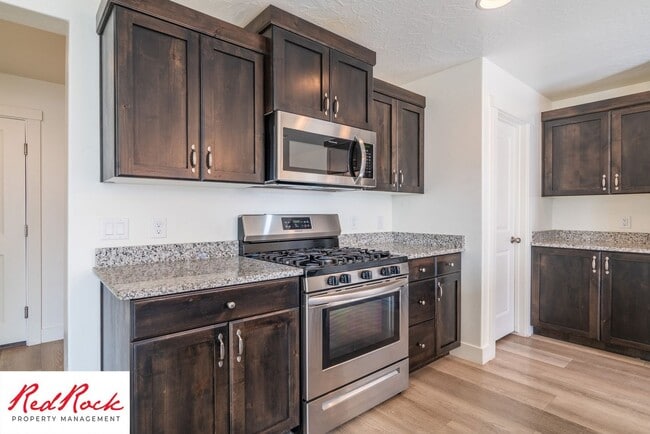 Building Photo - 4 Bed/2.5 Bath Townhome in Desert Bluff!