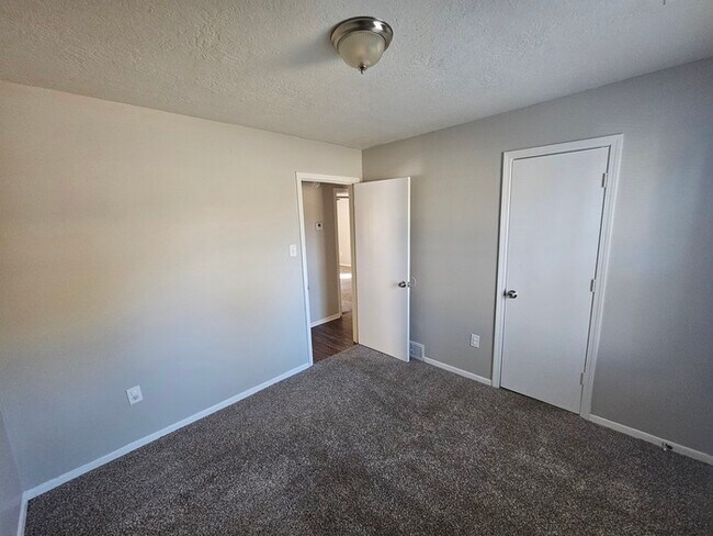 Building Photo - 10811 Chateau Dr