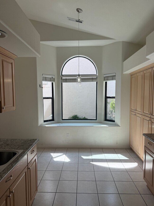 Building Photo - Single-Level Home with Community Pool, Gym...