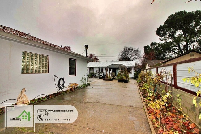 Building Photo - 864 Loma St