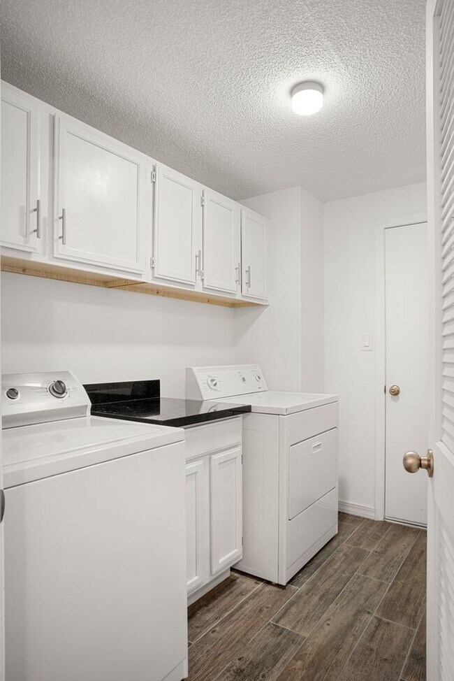 Building Photo - Stunning 4 bedroom, 2.5 bath home in West ...