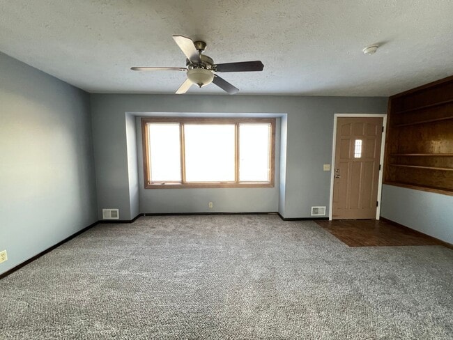 Building Photo - Beautiful walk-out ranch!