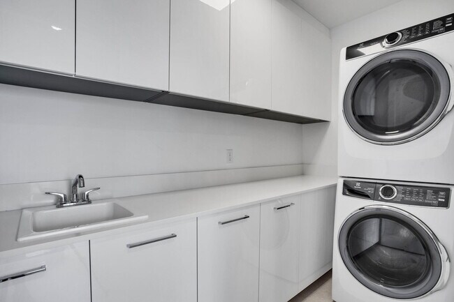 Building Photo - 151 N Seabreeze Blvd