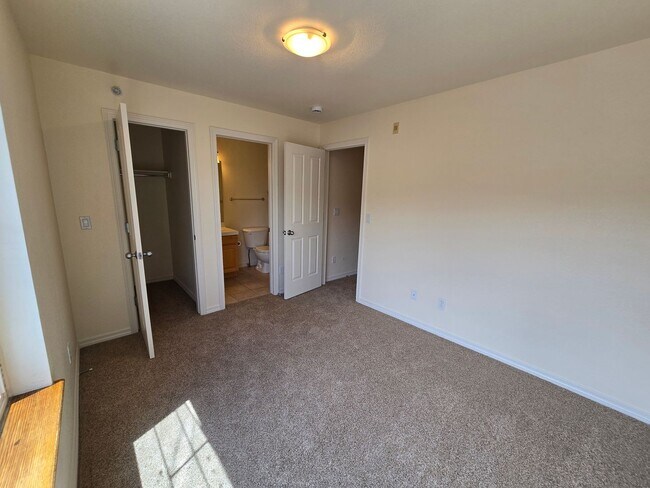 Building Photo - Covered parking? covered private deck? Dakota Ridge 2 Bedroom 2.5 Bath Condo
