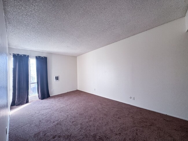 Building Photo - Sunny Spacious Upstairs Condo in Gated Bld...