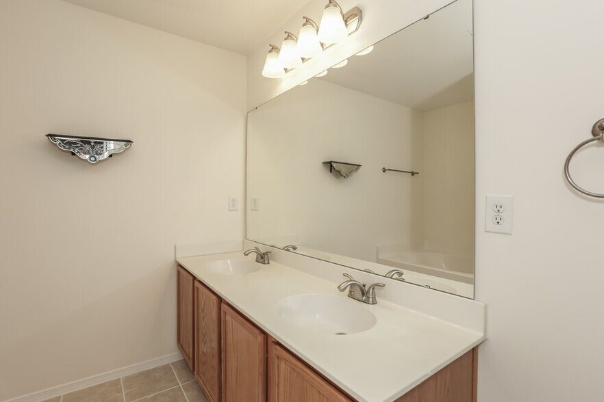 Building Photo - 1646 Rustic Arch Way