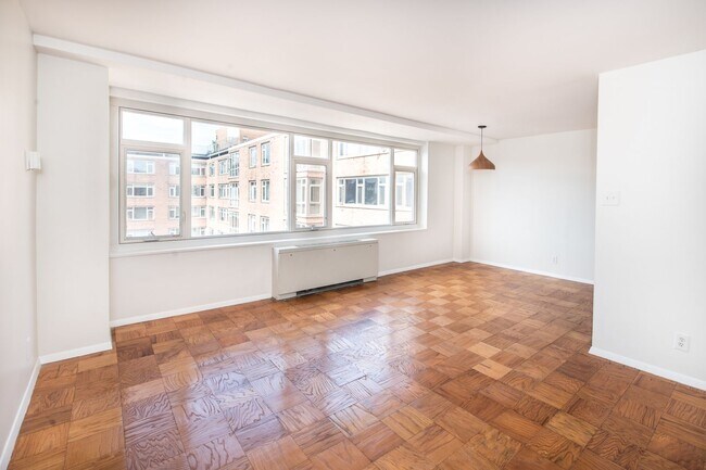 Building Photo - Spacious, Bright 1 Bed 1 Bath condo in prime location and close to Metro - All utilities included