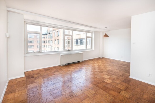 Building Photo - Spacious, Bright 1 Bed 1 Bath condo in prime location and close to Metro
