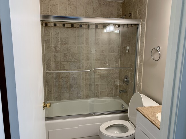 Upstair Hallway Full Bathroom - 7359 Hickory Log Cir