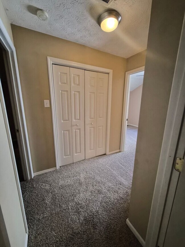 Building Photo - West Knoxville 37934 - 3 bedroom, 2.5 bath with a sunroom and 1-car garage - Call Lisa Vineyard 8...