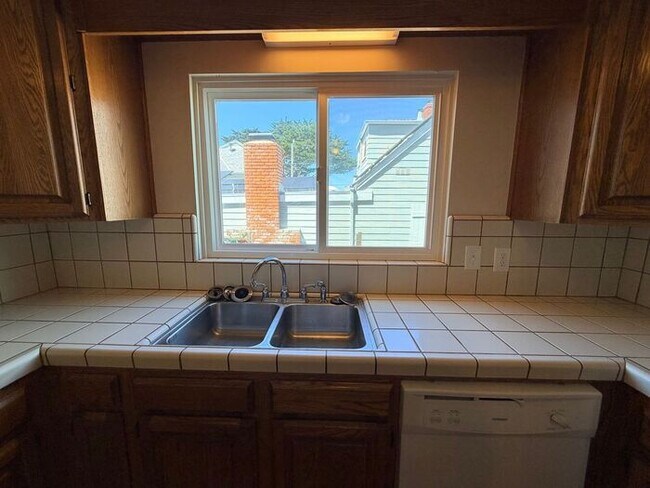 Building Photo - 3 Bed and 3 Bath Home Located Off of Forest Ave