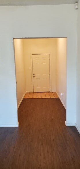 Front entrance - 2103 Greenbriar Colony Dr