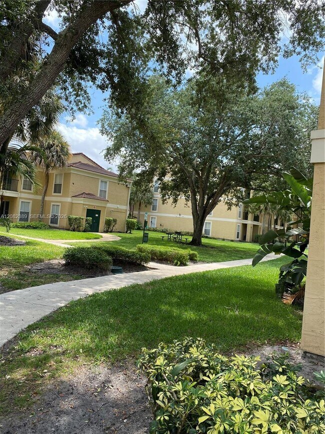 Building Photo - 733 Riverside Dr