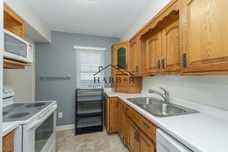 Building Photo - 10th Avenue SE Duplex (OTB 07/31/26)