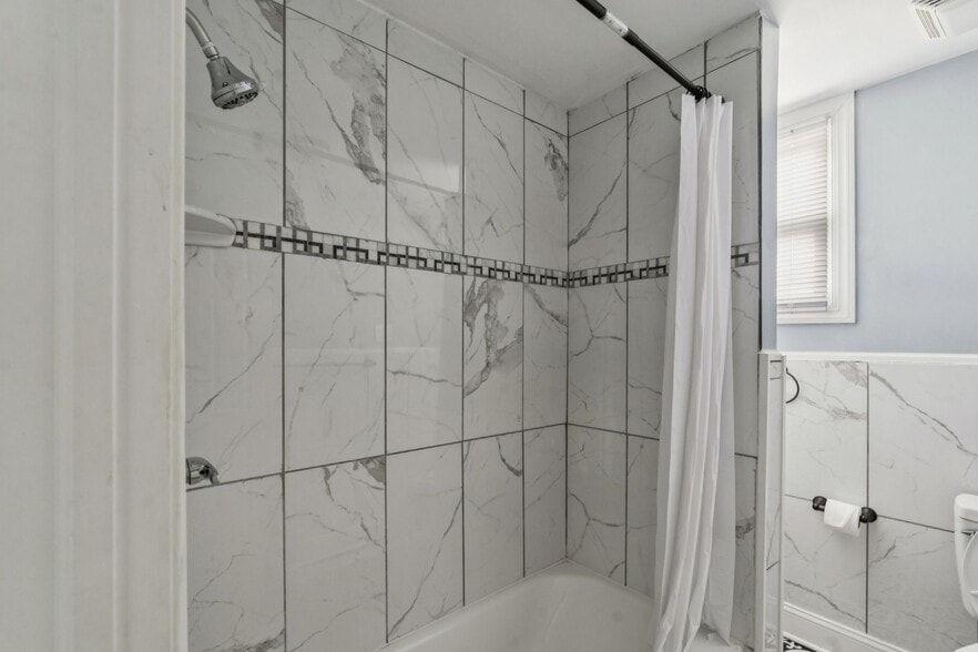 Full bathroom - 2537 E Ann St