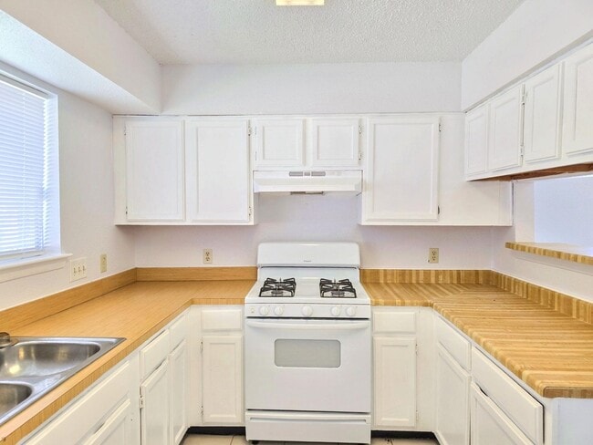 Building Photo - 14227 Blue Falls Dr