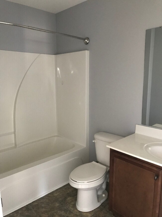 Building Photo - 4 bedroom, 2.5 bath centrally located in T...